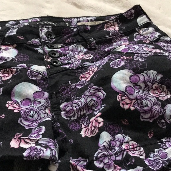 Black skull short shorts from Hot Topic - Picture 3 of 4